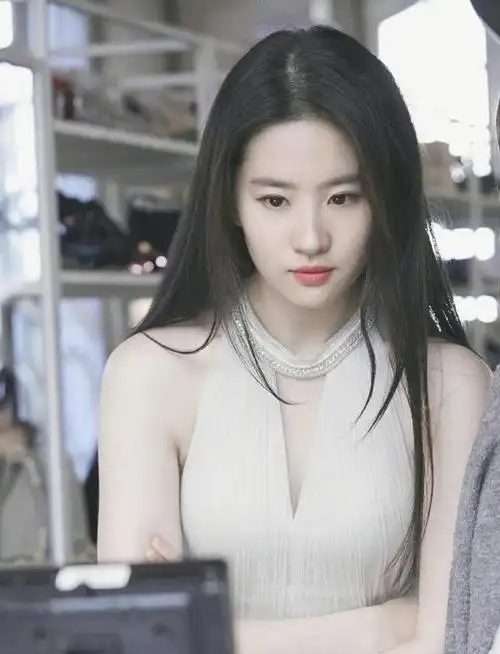 刘亦菲白玉兰造型