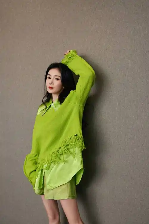 杨幂,穿绿色毛衣搭配短裤秀纤细美腿 眼神妩媚撩人,娇艳动人_时尚