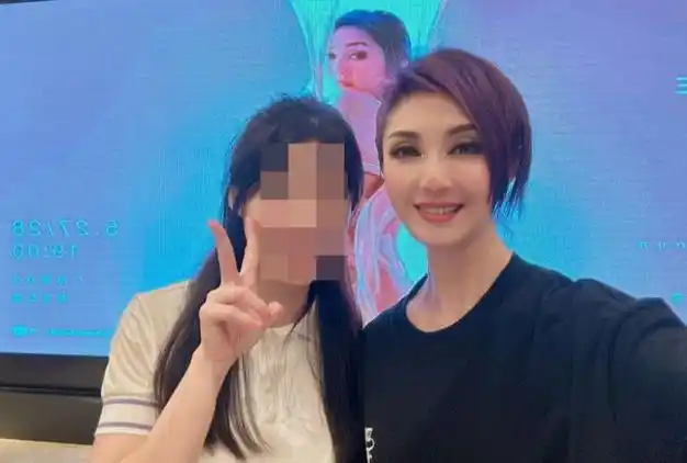 杨千嬅被粉丝美颜坑坏合影面容扭曲头小身体细长比例极不协调