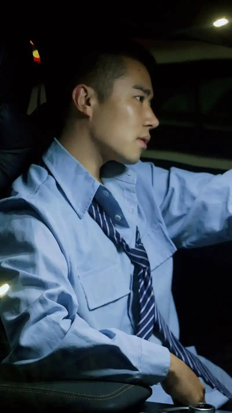 寸头 #侧颜 #氛围感 #禁欲系 #拍出电影感 敬这人间 - 抖音