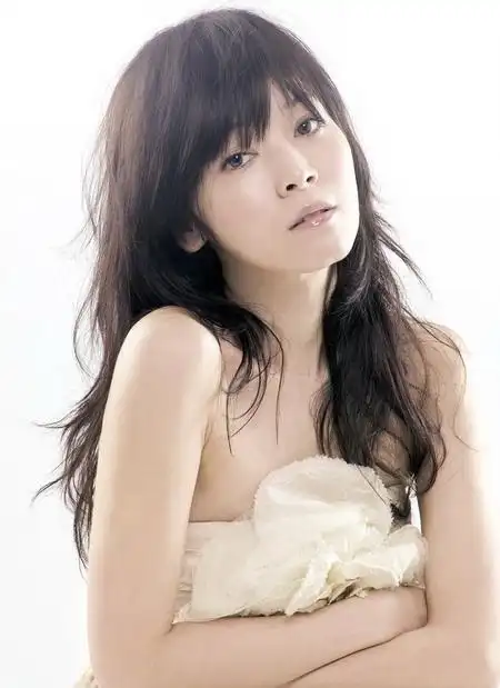 图文:侯佩岑写真--性感露肩