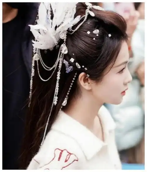 白鹿古装仙气十足粉衣配精致发型网友热议不断