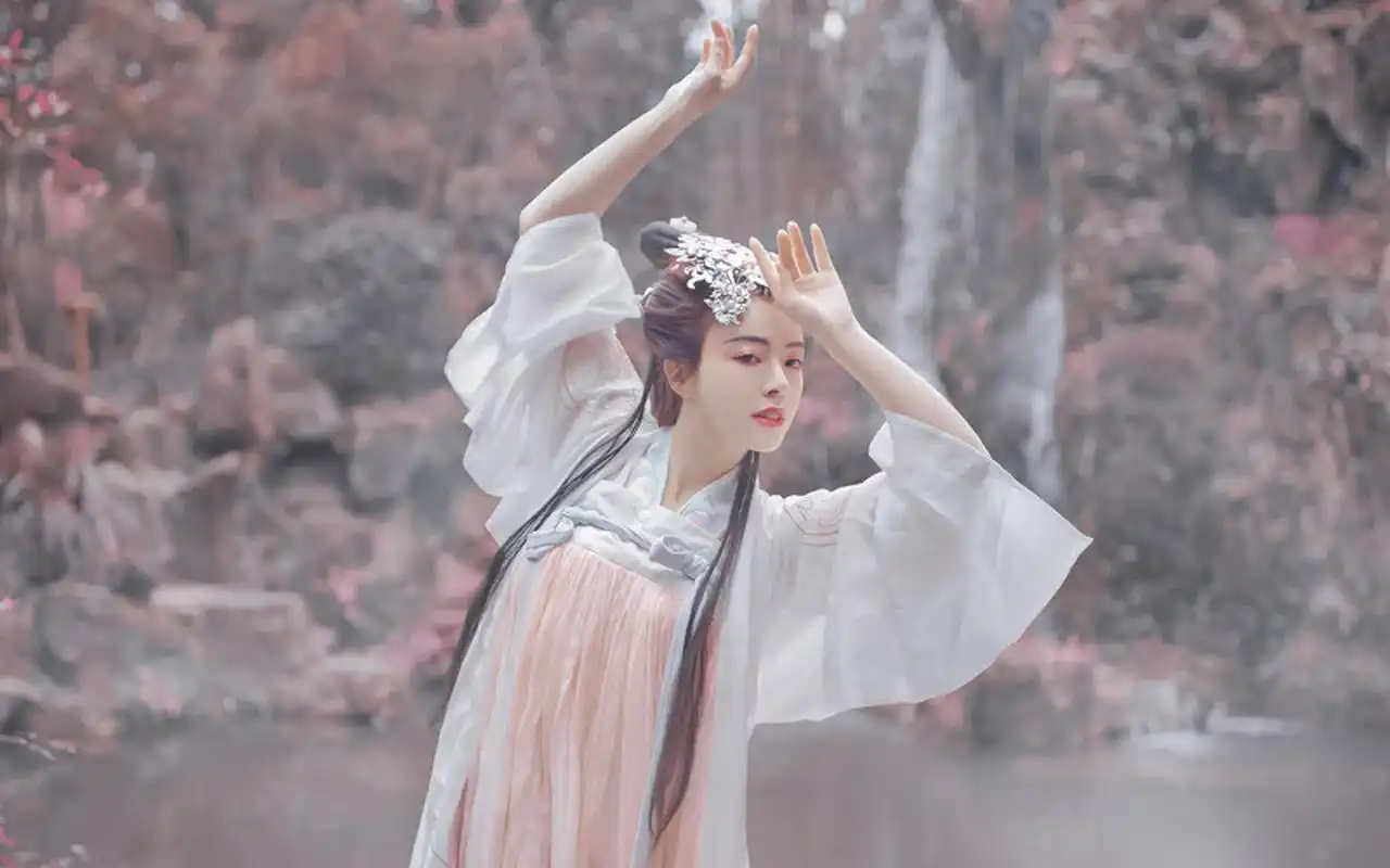 床边跪着一个光着仙淼哪腥,全身颤抖,惊恐而不知所措地低着头,颤抖