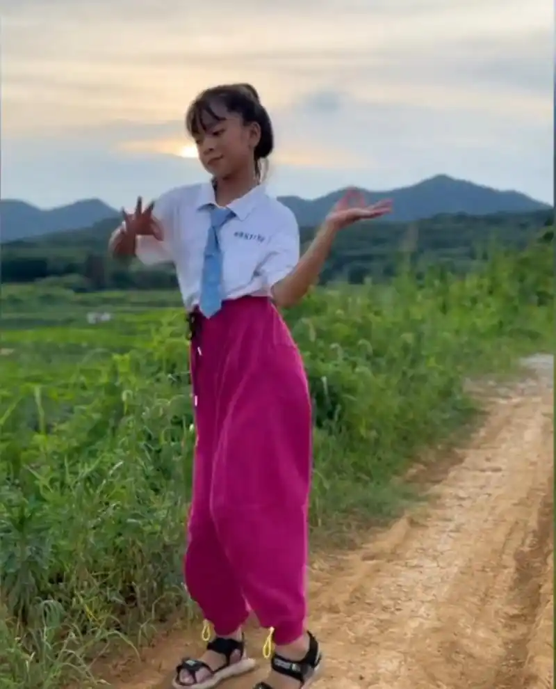 在江西宜春市,一位11岁的女孩辰宝在爷爷奶奶家的农村土房前自信地