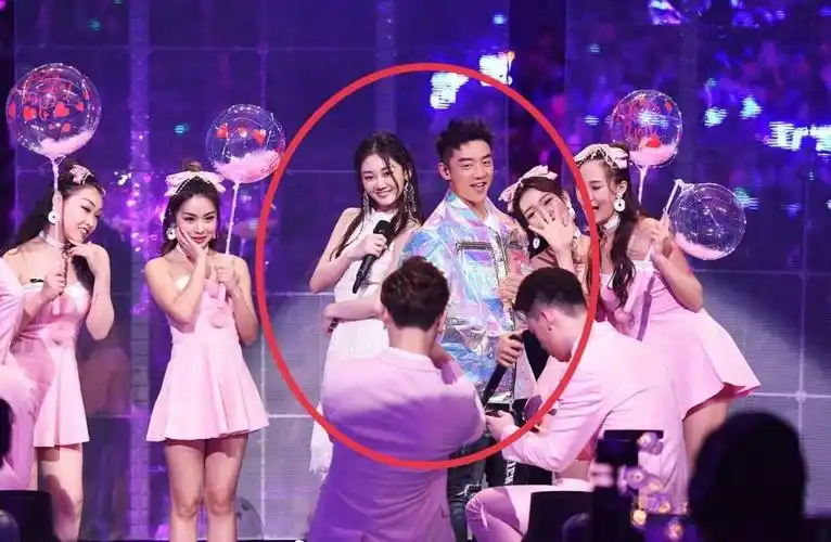 郑恺苗苗合体录制跑男,郑恺苗苗录制跑男-图片大观-奇异网