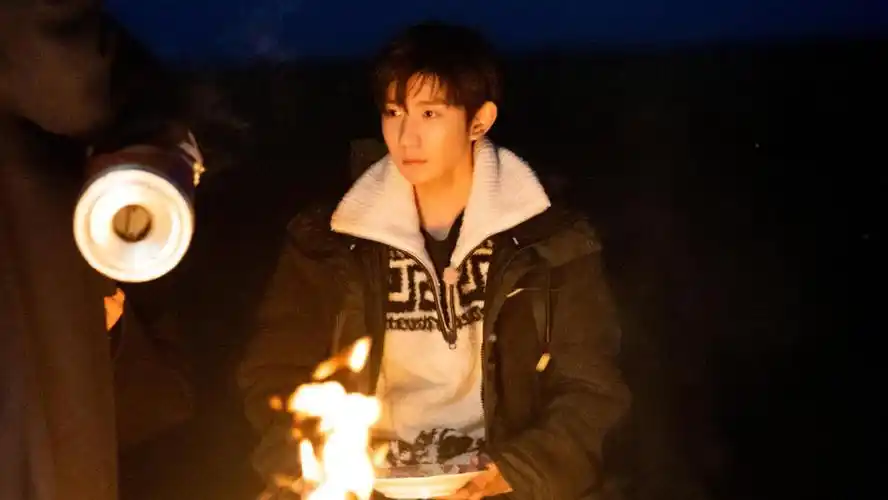 央视跨年晚会阵容官宣王源将跨两晚会表演顶流名不虚传