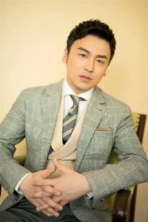 回顾雷佳音因初恋女友15岁辍学与大学同学结婚育有一女太幸福