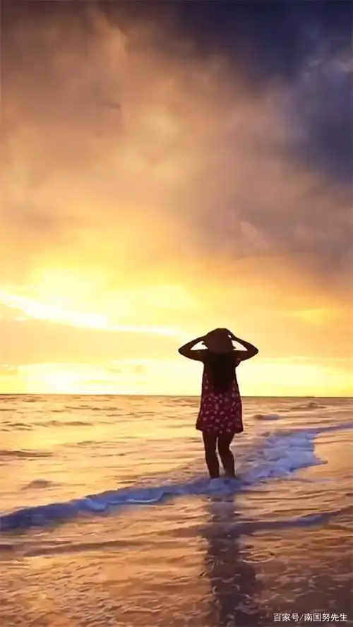 背影美图|曼妙身姿的女生在海边放飞自我的美丽背影