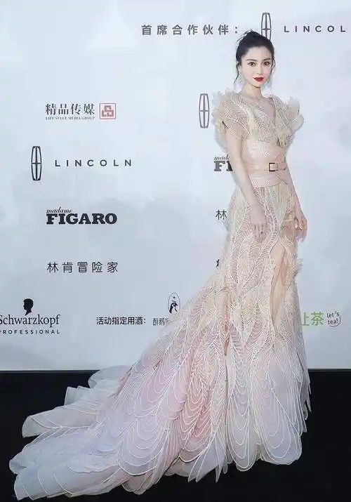 angelababy高定礼服造型太美完全把秀场上的水果娜比下去了