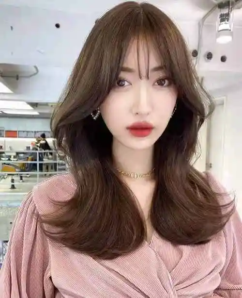 什么颜色头发显白头发染什么颜色显年龄小