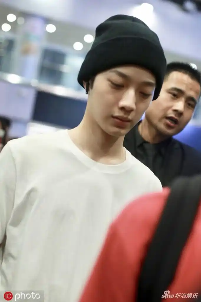 组图:赖冠霖合约纠纷案开庭后首现身 穿着低调神情略显憔悴