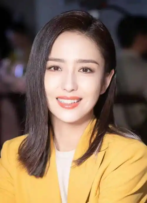 可惜,后来佟丽娅还是没顶住娱乐圈的随大流审美,去整了牙,好在,小虎牙