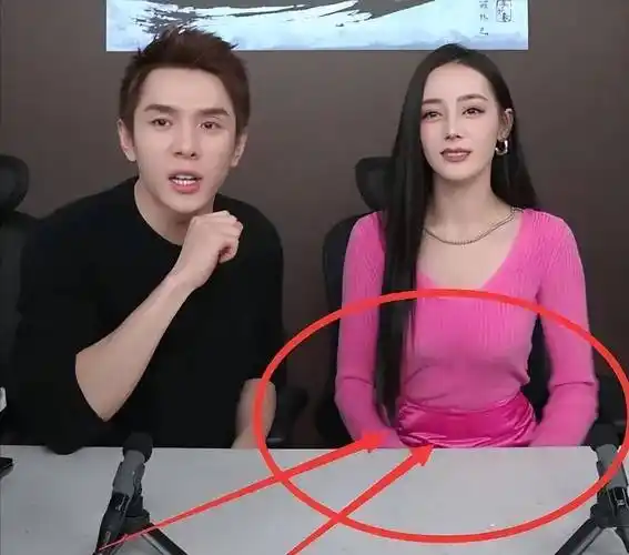 迪丽热巴直播中频繁遮肚子,当她手拿开那刻,网友惊呼:好家伙!