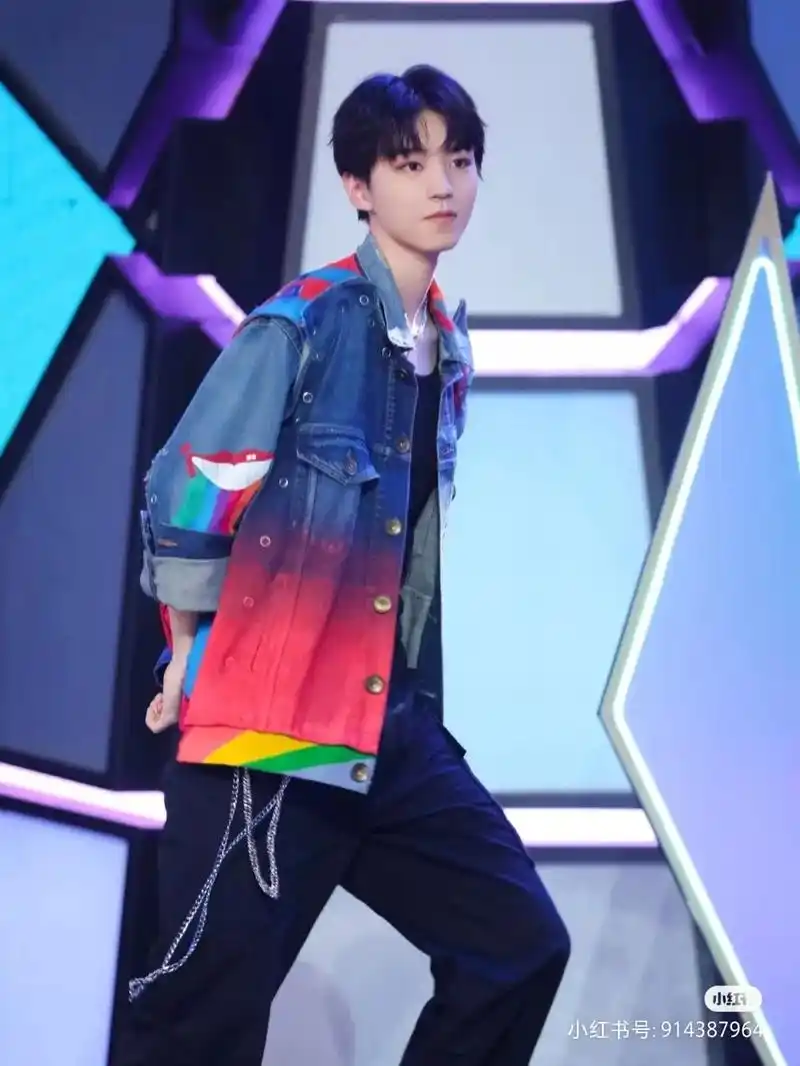 王俊凯快本神仙照片 激动第一次发笔记上边是小凯在快本照片  - 抖音