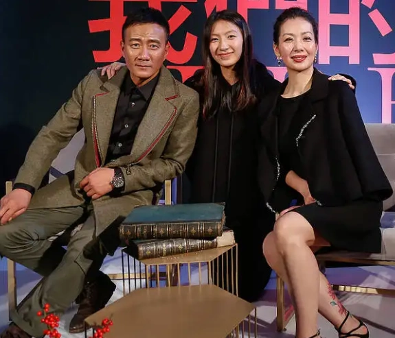 胡军13岁儿子身高近180,拍杂志大片颜值不输明星,充满霸总气质