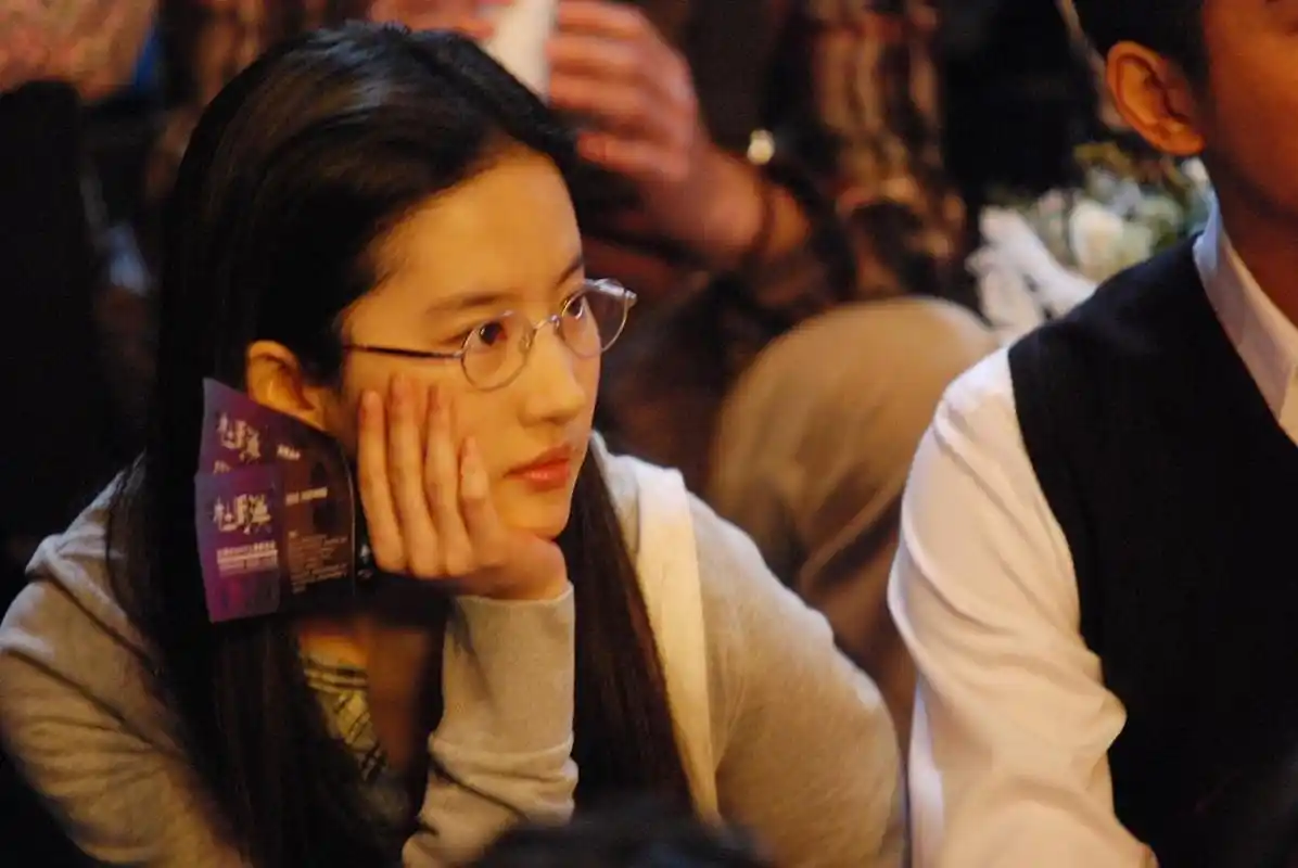 素颜戴眼镜的刘亦菲,你见过吗?仙气减少了吗?