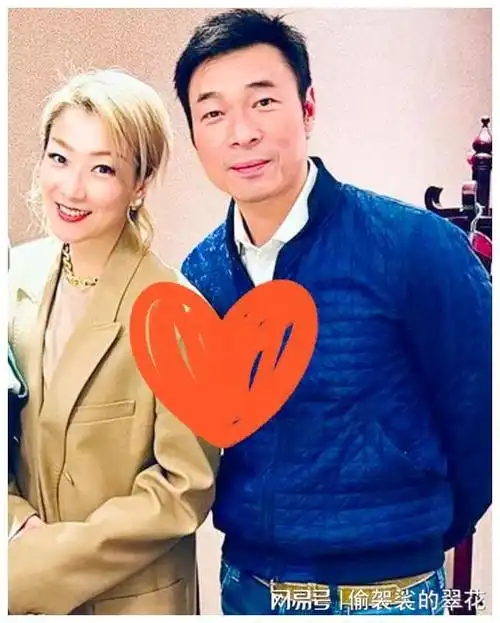 郑秀文罕见晒老公许志安娘家人聚餐许志安上演好女婿热议