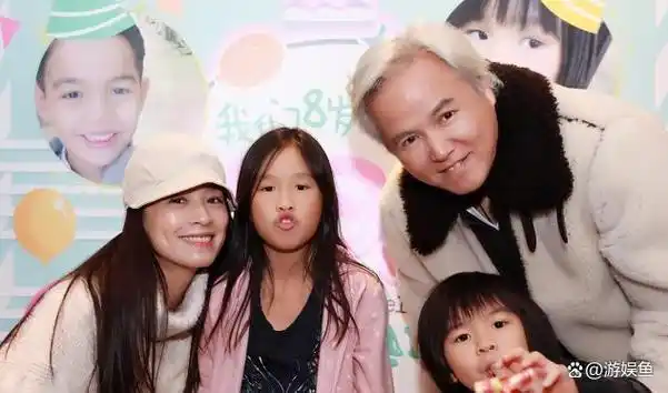 林瑞阳张庭两口子忙复出,一双儿女现身法国,身材高挑颜值都很高