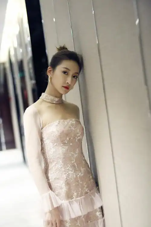 悬疑律政剧不知东方既白上线余玥亮相发布会卖力宣传新戏