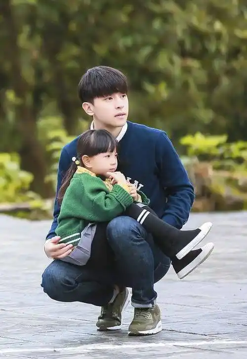 《爸爸去哪儿》邓伦的"女儿"小山竹,都9岁了_女孩子_楚乔_网友