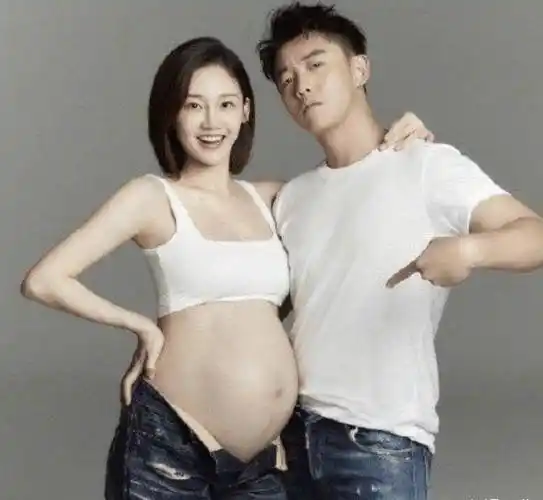 郑恺庆祝宝宝百天,与苗苗合力蹲地拍照,但有谁注意苗苗的状态?