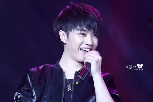 2014华晨宇2013快乐男声全国巡演杭州站_高清图片大全-爱豆app