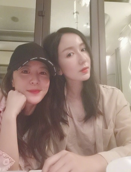 娄艺潇晒与李金铭合影姐妹聚会上演脸颊亲亲