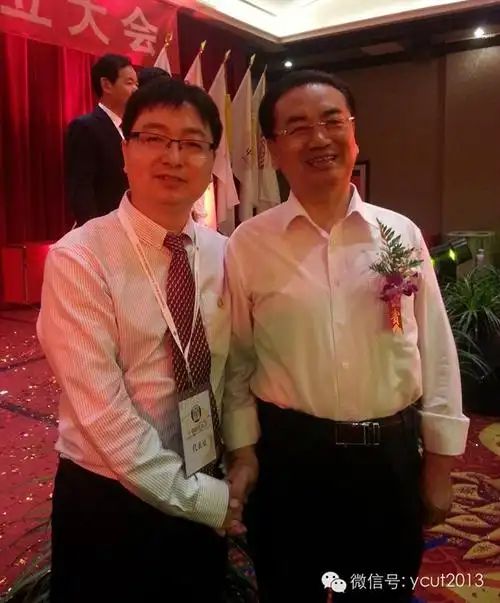 与洪桥将军合影作为本乡本土的宗亲,我是第一次见到将军本人,心情非常