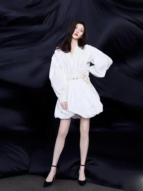 依旧肤白貌美江疏影身穿白色泡袖衬衫大秀天鹅颈