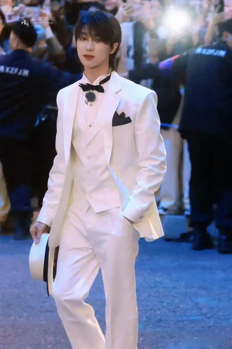 徐明浩白色西装造型#白西装帅到没边了,妥妥的小王子