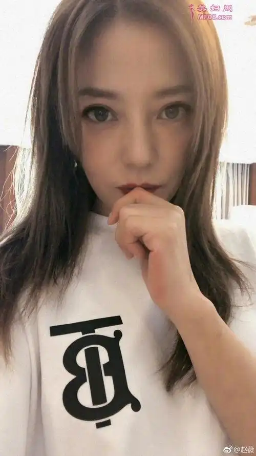 赵薇罕见发微博自拍大眼睛真是太抢镜了