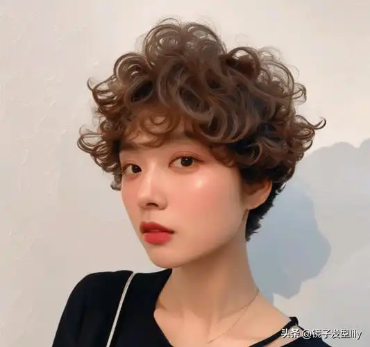 女士短发剪来剪去,层次短发最时尚,推边烫卷都很美_发型_魅力_个性
