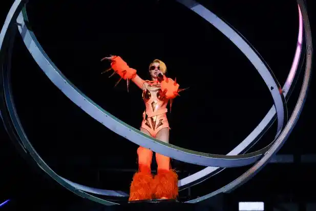 蔡依林,从巨型多变面具上降临,紧接着的《甜秘密》《骑士精神》《miss