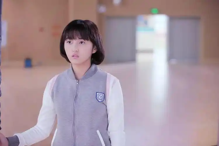 接连三天红毯失误,张子枫要不要考虑下周冬雨的造型师?