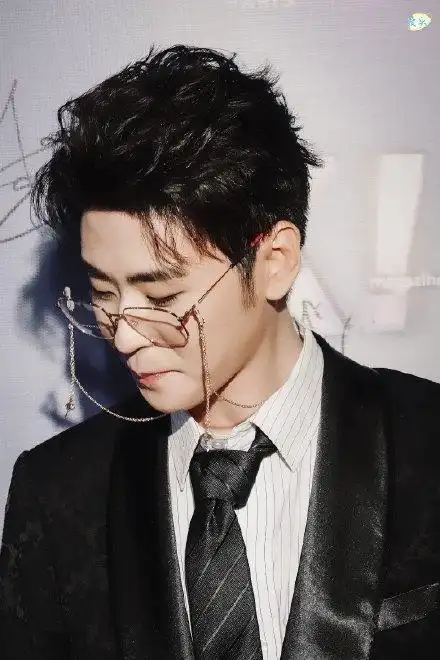 张云雷红毯首秀,黑色西装搭配金丝眼镜搭配大背头造型.又斯文又欲