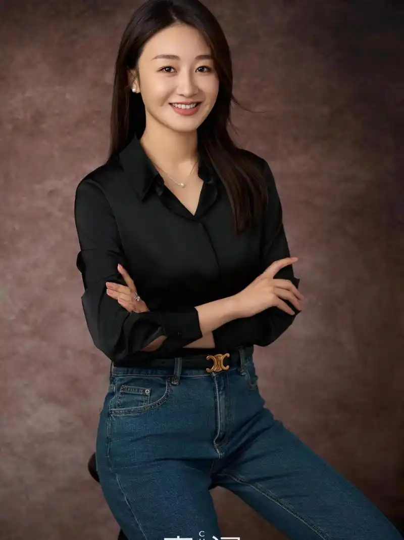 你的专属高级形象照已上线92 优雅的黑色衬衫,蓝色的牛仔裤 气质又