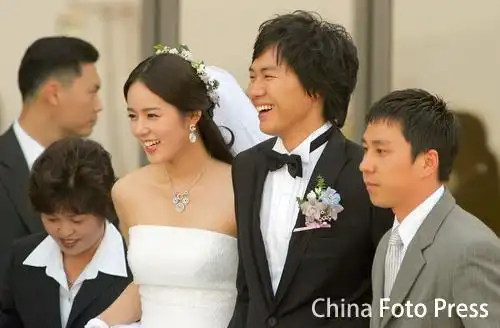 延正勋韩佳人结婚照曝光 甜蜜亲吻爱意浓(图)