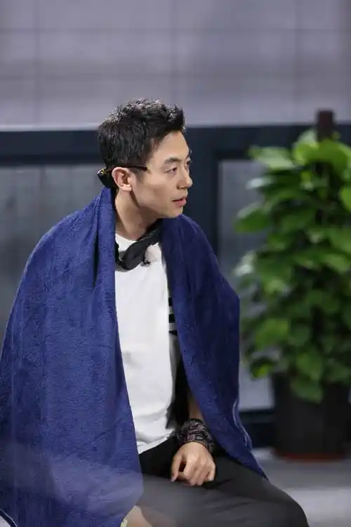 朱亚文《奔跑吧》脱袜大战pk林峯 猫鼠游戏谜底即将揭晓