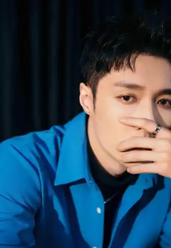 张艺兴时尚休闲写真,高清图片-壁纸族