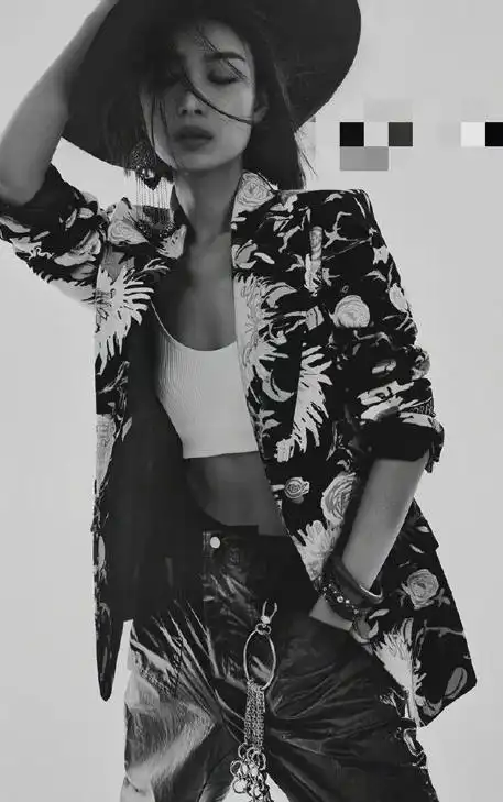 32岁倪妮新封面显单薄,贵妇造型花哨被嘲土,秀马甲线野性十足