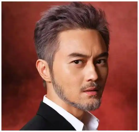 有网友在社交平台上传了张智霖到著名叉烧店光顾的照片,只见他胡子斑