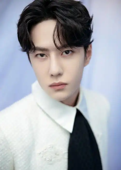 王一博第二批怼脸造型大片送上 是甜甜的牛奶味啵啵