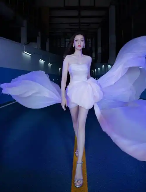 工作室把杨颖p成"电棍腿",却被饭拍图无情揭穿,这差太多了吧!