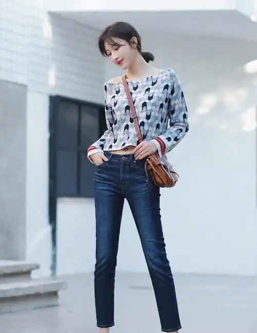 李小萌有点肉穿一字肩上衣很出众,配流苏半身裙,美成初恋女友