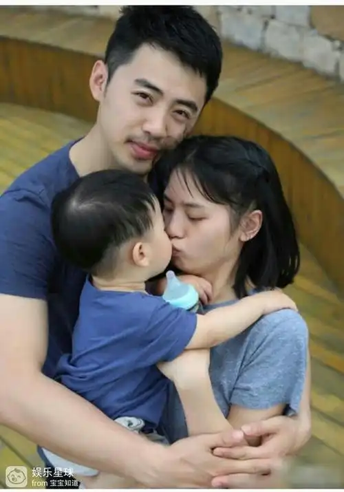 黄英自爆哺乳照 儿子喝奶姿势似杂技演员