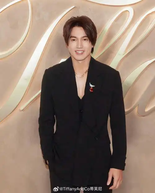 演员@唐嫣,演员@言承旭jerry,歌手@刘宪华henry-lau出席#蒂芙尼高级