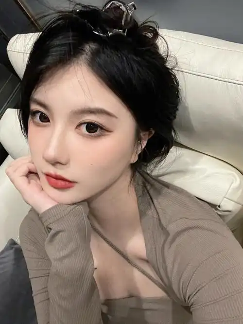 真的是好爱拍侧脸一女