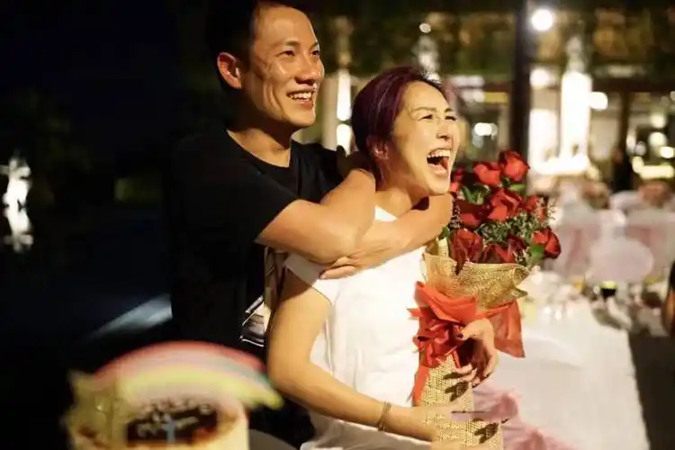 杨千嬅个人资料简介及其老公(48岁杨千嬅庆结婚12周年!