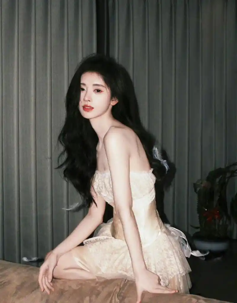 鞠婧祎新照,港风. #鞠婧祎