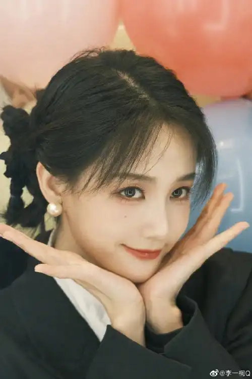 李一桐对镜自拍第n弹